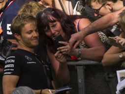 Esta aficionada tuvo la fortuna de una 'selfie' con Rosberg. EFE / A. Estévez