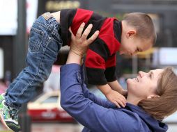 Los ajustes presupuestarios menoscaban la protección social de madres y niños, sostiene la OIT. NTX / ARCHIVO