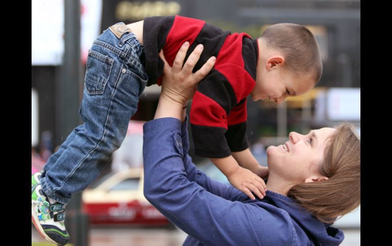 Los ajustes presupuestarios menoscaban la protección social de madres y niños, sostiene la OIT. NTX / ARCHIVO