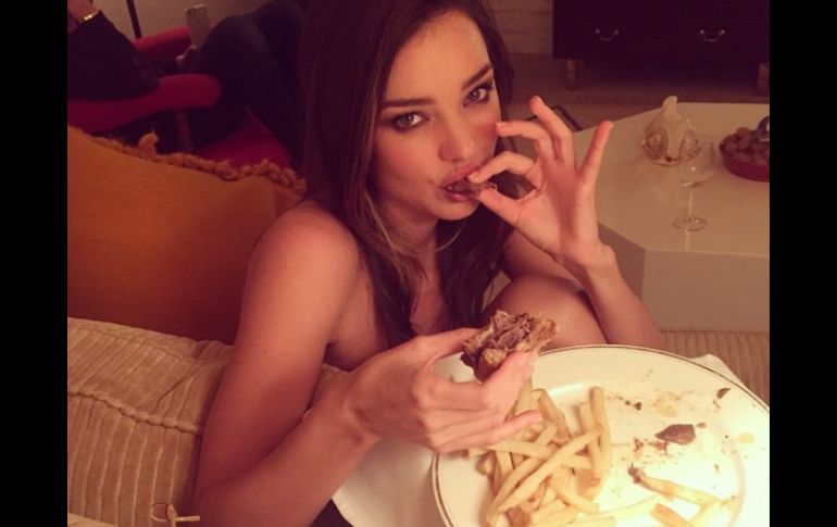 En la imagen, Kerr parece estar desnuda en un sofá. INSTAGRAM / mirandakerr