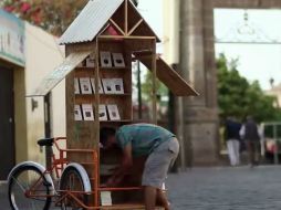 La candidata al distrito 10 toma una idea de colectivos para regalar libros; jóvenes creen que lo hace para ganar reflectores. YOUTUBE / Laura Haro Ramírez