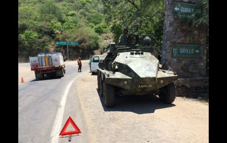 Algunas de las personas a las que los militares revisan sus unidades, advierten cómo positiva la medida. EL INFORMADOR /