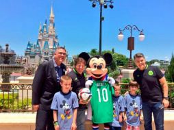 El personaje insignia del parque de diversiones, Mickey Mouse, fue honrado y recibió un regalo por parte de Miguel Herrera. TWITTER / @FEMEXFUTOFICIAL