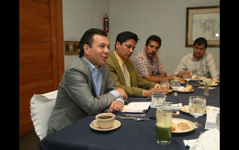 Lemus se reunió con integrantes de la Cámara Regional de la Industria Textil y del Hule. ESPECIAL / Pablo Lemus