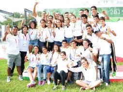 El equipo de triatlón de Jalisco celebra tras concluir como monarca de la Olimpiada Nacional. FACEBOOK / code.jalisco