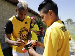 Los Leones Negros atendieron a sus seguidores antes de partir a la Ciudad de México para jugar contra Cruz Azul. EL INFORMADOR / R. Tamayo