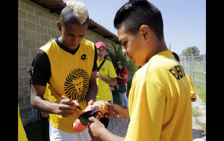 Los Leones Negros atendieron a sus seguidores antes de partir a la Ciudad de México para jugar contra Cruz Azul. EL INFORMADOR / R. Tamayo