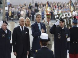 John Kerry (centro) y Laurent Fabius (segundo a la izquierda) en la ceremonia del 70 aniversario de la victoria sobre la Alemania nazi. EFE / P. Wojazer