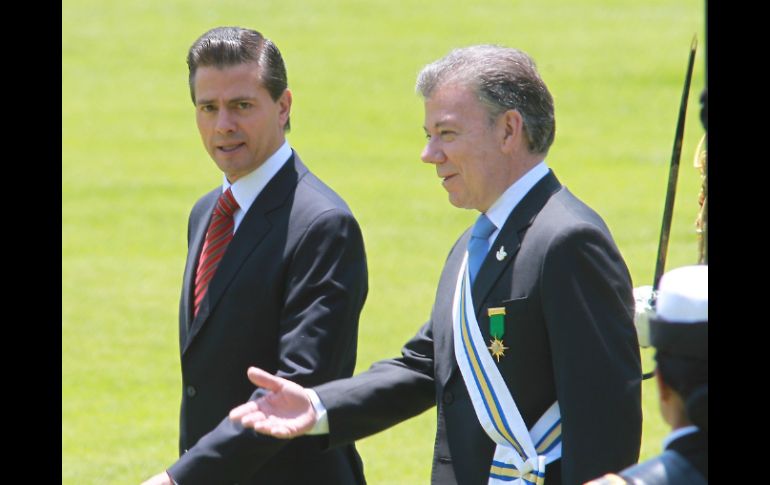 El Mandatario mexicano durante la bienvenida oficial de su homónimo colombiano, Juan Manuel Santos (der.) este viernes. NTX / J. Pazos