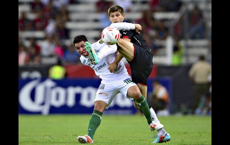 Walter Kannemann (der.) y Gonzalo Ríos (izq.) durante el encuentro entre Atlas y León en el Torneo de Clausura 2015. MEXSPORT / ARCHIVO