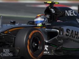 El piloto mexicano de la escudería Force India, Sergio Pérez, durante la primera tanda de entrenamientos libres. EFE / A. García