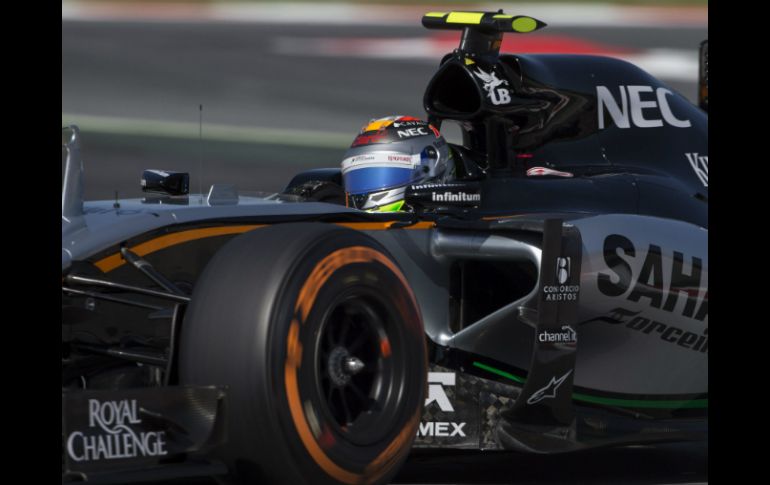 El piloto mexicano de la escudería Force India, Sergio Pérez, durante la primera tanda de entrenamientos libres. EFE / A. García