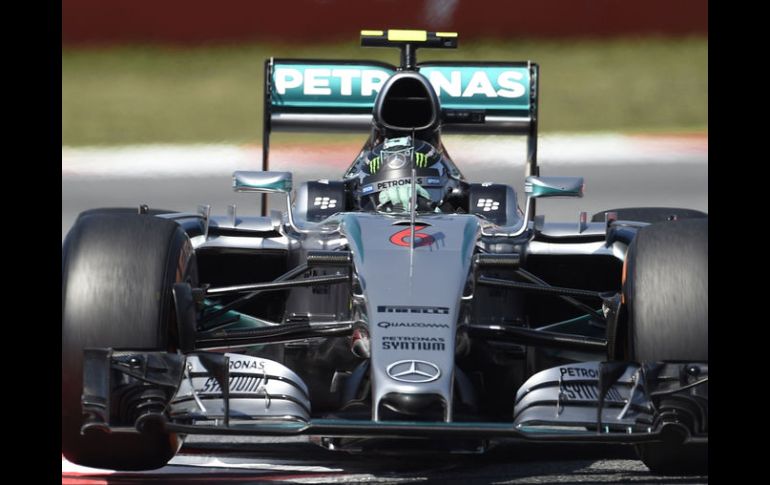 Nico Rosberg (Mercedes) durante la tercera sesión libre del Gran Premio de España. AFP / L.Gene