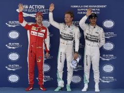 Sebastian Vettel (i), Nico Rosberg (c) y Lewis Hamilton (d) celebran sus posiciones de calificación para el GP de España. AFP / L. Gene