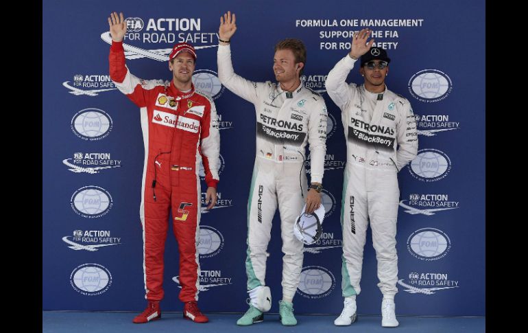 Sebastian Vettel (i), Nico Rosberg (c) y Lewis Hamilton (d) celebran sus posiciones de calificación para el GP de España. AFP / L. Gene