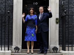 La víspera, David Cameron acompañado por su esposa Samantha, regresó al número 10 de Downing Street. AP / K. Wigglesworth