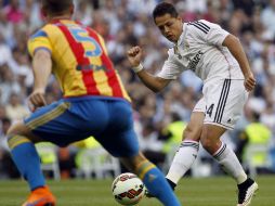 Javier ''Chicharito'' Hernández inicia como titular en el equipo merengue en el partido contra el Valencia. EFE / V. Lerena