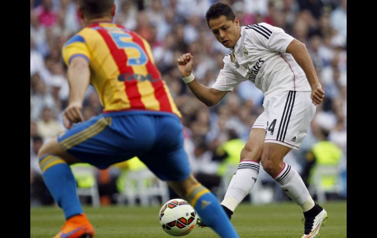 Javier ''Chicharito'' Hernández inicia como titular en el equipo merengue en el partido contra el Valencia. EFE / V. Lerena