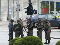 Oficiales de policía y de fuerzas especiales patrullan en las calles de Kumanovo tras el altercado cerca de la frontera con  Kosovo. AFP / R. Atanasovski