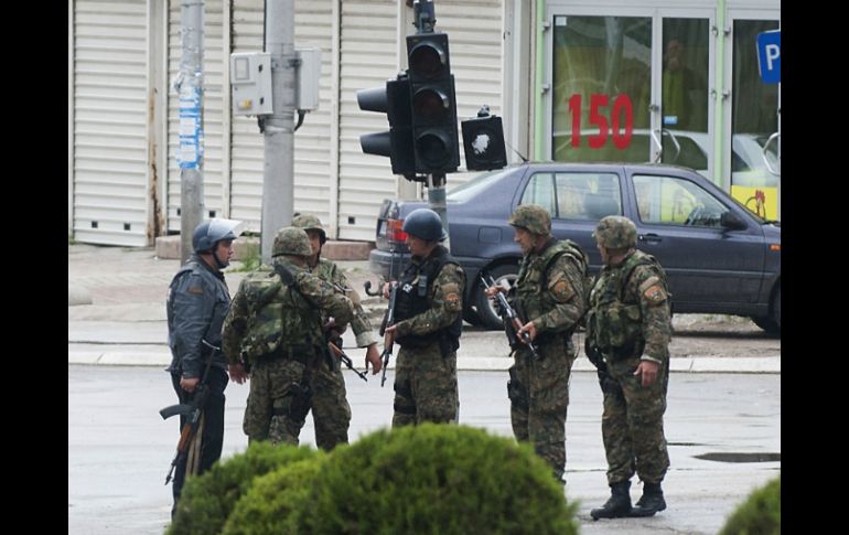 Oficiales de policía y de fuerzas especiales patrullan en las calles de Kumanovo tras el altercado cerca de la frontera con  Kosovo. AFP / R. Atanasovski