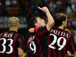 El delantero Mattia Destro (centro) de AC Milán celebra con sus compañeros tras su anotación en el minuto 59. AFP / G. Cacace