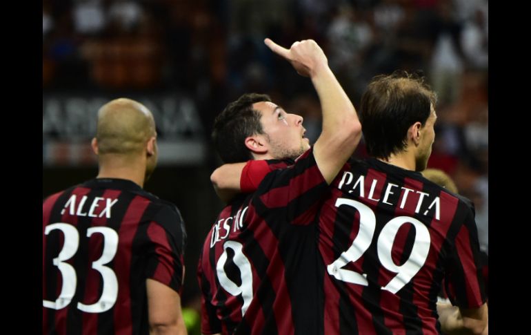 El delantero Mattia Destro (centro) de AC Milán celebra con sus compañeros tras su anotación en el minuto 59. AFP / G. Cacace