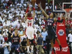 Pierce (#34), al momento de hacer el tiro de último segundo con el que ganaron el juego de ayer, ante triple marca de los Hawks. AP / C. Compton