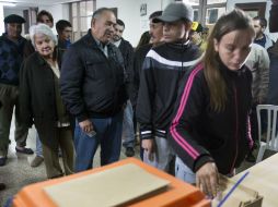 Lucía Topolansky (i), candidata el Frente Amplio a gobernar la capital, ya votó. AFP / P. Porciuncula
