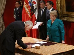 El exministro de Defensa de Chile, Jorge Burgos (i), firma como nuevo ministro del Interior del Gobierno de la presidenta Bachelet. EFE / F. Trueba