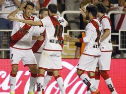 Los jugadores del Rayo Vallecano celebran el gol del venezolano Miku al minuto 73. EFE / A. Martín