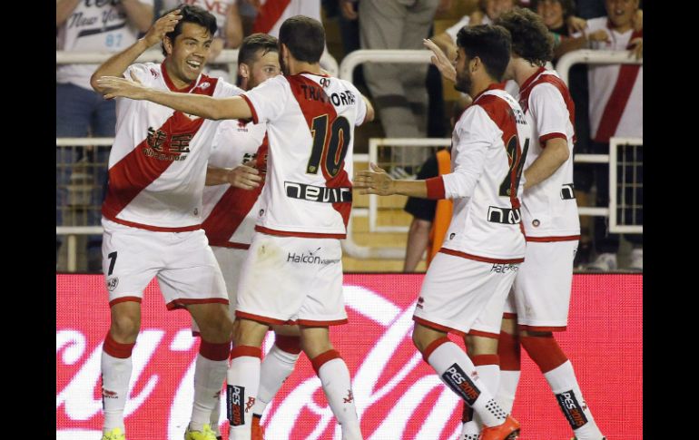 Los jugadores del Rayo Vallecano celebran el gol del venezolano Miku al minuto 73. EFE / A. Martín