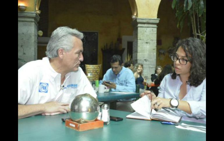 Petersen se reunió este lunes con algunos comerciantes del Centro Histórico de Guadalajara. TWITTER / @AlfonsoPetersen