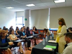 Fausto se reunió con alumnas de la carrera en Trabajo Social de la UdeG. ESPECIAL / Celia Fausto