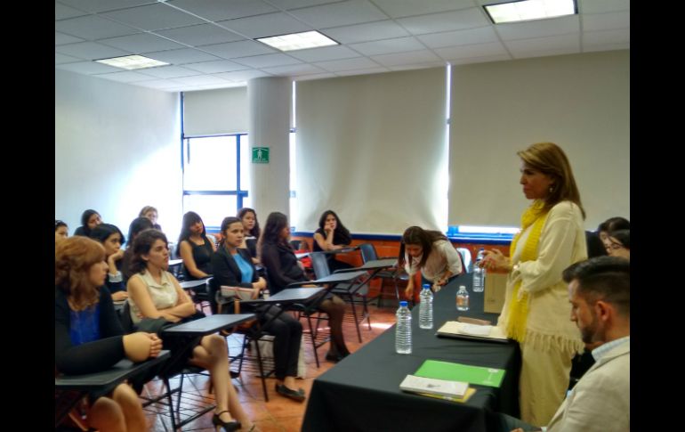 Fausto se reunió con alumnas de la carrera en Trabajo Social de la UdeG. ESPECIAL / Celia Fausto