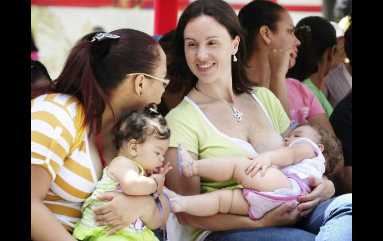 La lactancia es un pilar en la nutrición infantil porque el niño aprende a comer diferente. EFE / ARCHIVO