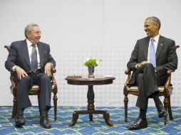 Obama y Castro sostuvieron su primer encuentro desde que anunciaron el restablecimiento de sus  relaciones en Panamá. AP / ARCHIVO