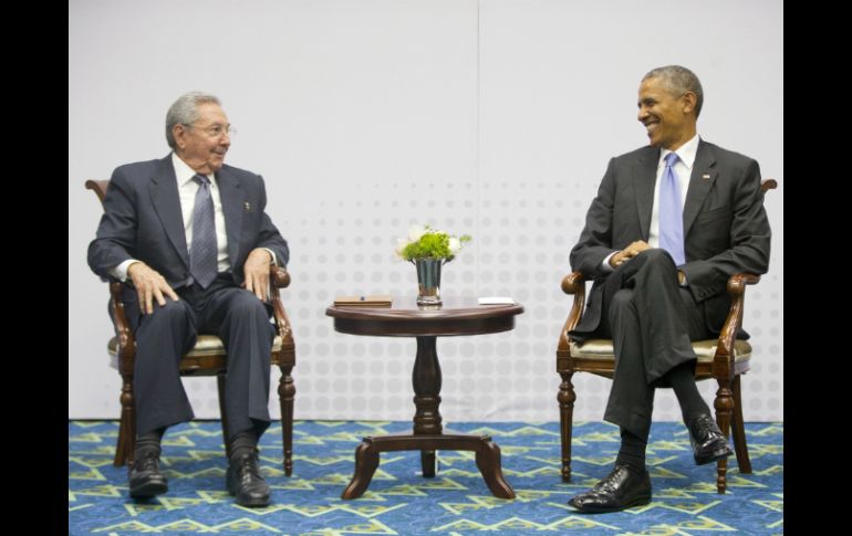 Obama y Castro sostuvieron su primer encuentro desde que anunciaron el restablecimiento de sus  relaciones en Panamá. AP / ARCHIVO