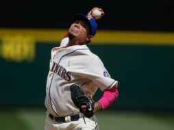 Félix Hernandez, de los Mariners de Seattle, lanza en el juego en que llegó a dos mil ponches en su trayectoria. AFP / O. Greule