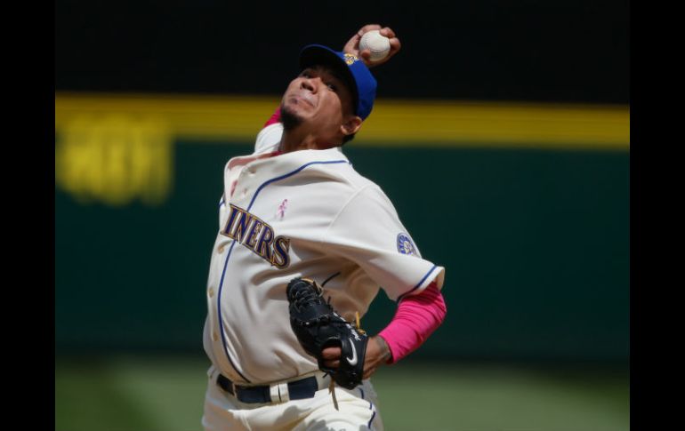 Félix Hernandez, de los Mariners de Seattle, lanza en el juego en que llegó a dos mil ponches en su trayectoria. AFP / O. Greule