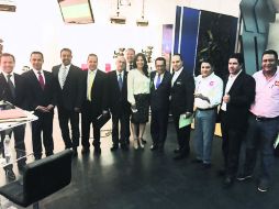 Los nueve candidatos a la alcaldía de Zapopan posan para la foto al término del debate que ayer se transmitió por Canal 44. ESPECIAL /