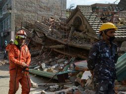 El temblor de magnitud de 7.3 en Nepal mata al menos a 42 personas e hirió a otras mil 117, según las autoridades. AFP / P. Mathema