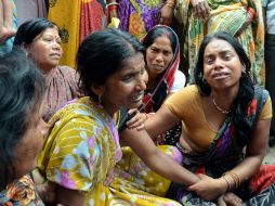 Un grupo de mujeres evacuadas de un edifio derrumbado lamenta la muerte de algunos compañeros que no lograron salir a tiempo. AFP / STRDEL