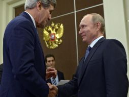 John Kerry (i) saluda a Vladimir Putin (d) en Sochi, en medio de las tensiones entre Moscú y Washington por la crisis ucraniana. EFE / A. Nikolsky