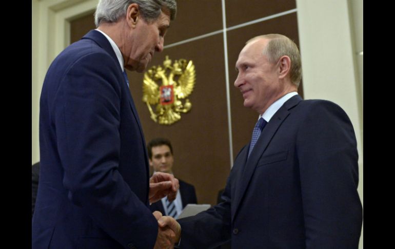 John Kerry (i) saluda a Vladimir Putin (d) en Sochi, en medio de las tensiones entre Moscú y Washington por la crisis ucraniana. EFE / A. Nikolsky