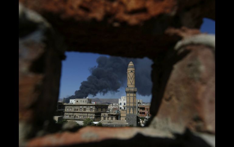 Los bombardeos en la capital yemení, Saná, amenazan con la destrucción del patrimonio cultural de un pueblo con raíces muy antiguas. EFE / Y. Arhab