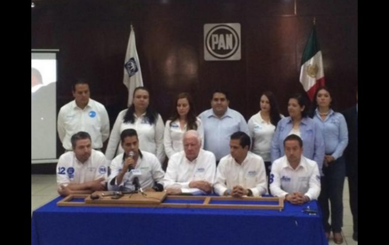 Candidatos a diputados locales y federales del PAN presentaron en el comité municipal la solicitud de expulsión. TWITTER / @CDMPANGDL