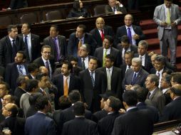 Los legisladores hablan durante la elección de un nuevo vicepresidente para reemplazar a Roxana Baldetti. AP / M. Castillo