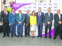 Después de dos horas de debate, los candidatos a la alcaldía de Guadalajara posaron sonrientes para la foto. ESPECIAL /