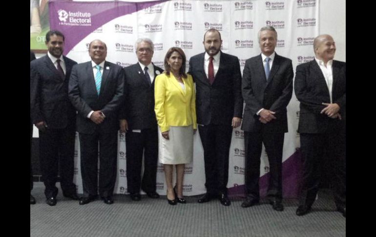 Luego del debate, los aspirantes posaron para tomar se una fotografía. TWITTER / iepcjalisco