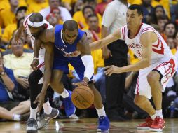 Chris Paul, bajo la presión de Brewer y Prigioni, intenta seguir con el balón. El sexto partido se jugará el jueves. EFE / L. Smith